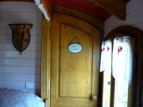 La Cle Des Roulottes Hotel Pluvigner Eksteriør billede